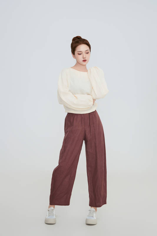 在摄影棚拍摄的青年时尚女性图片