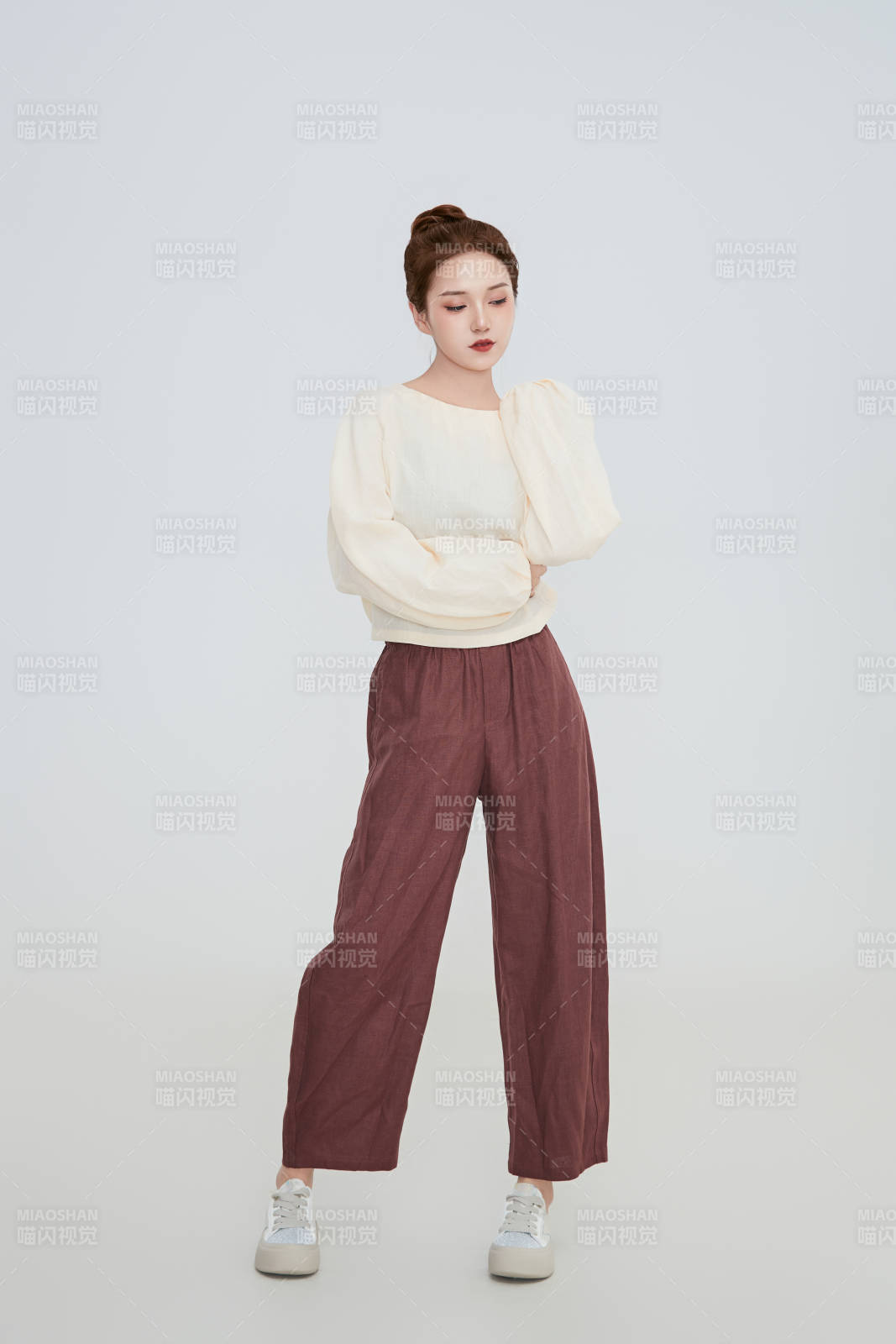 在摄影棚拍摄的青年时尚女性图片