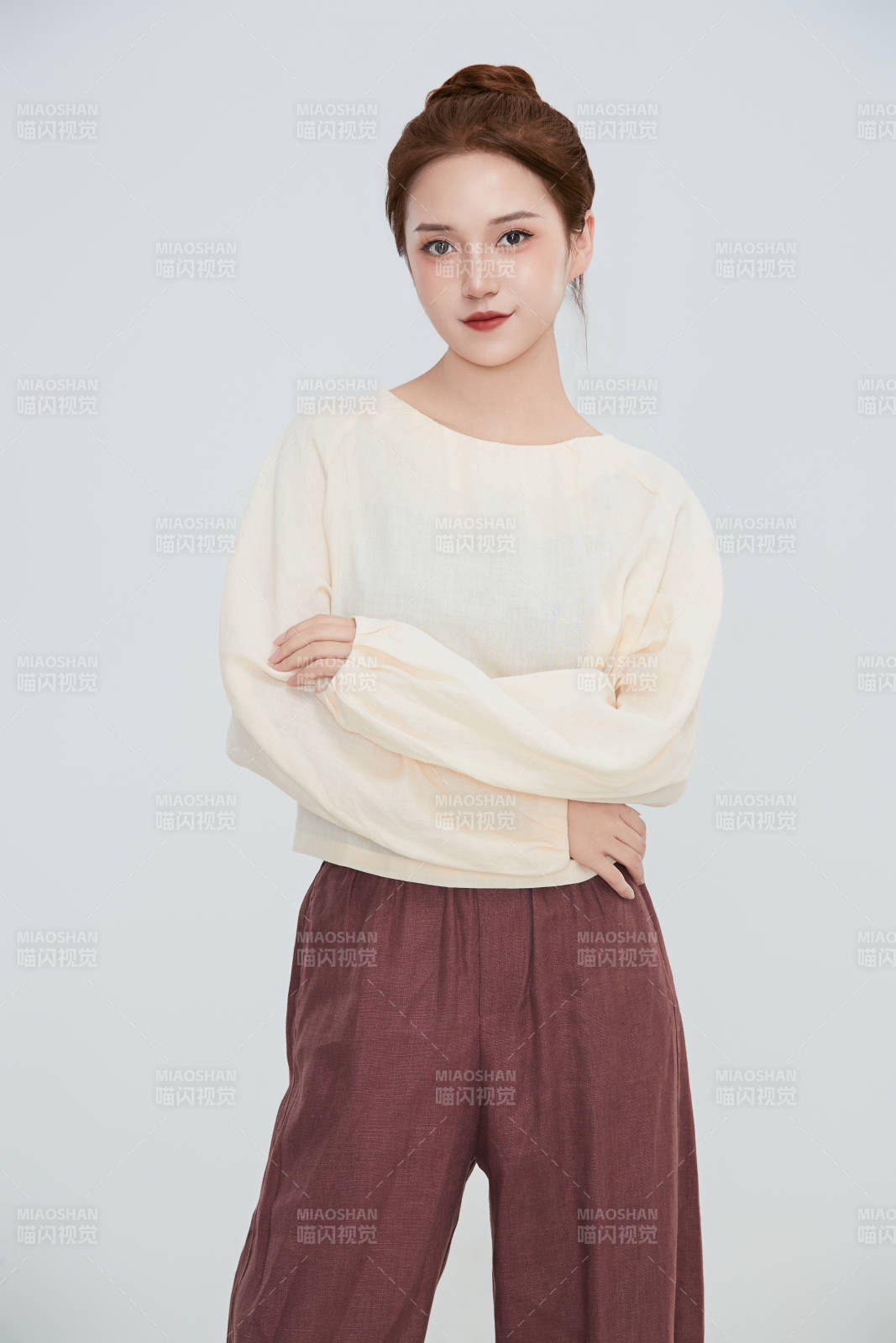 在摄影棚拍摄的青年时尚女性图片