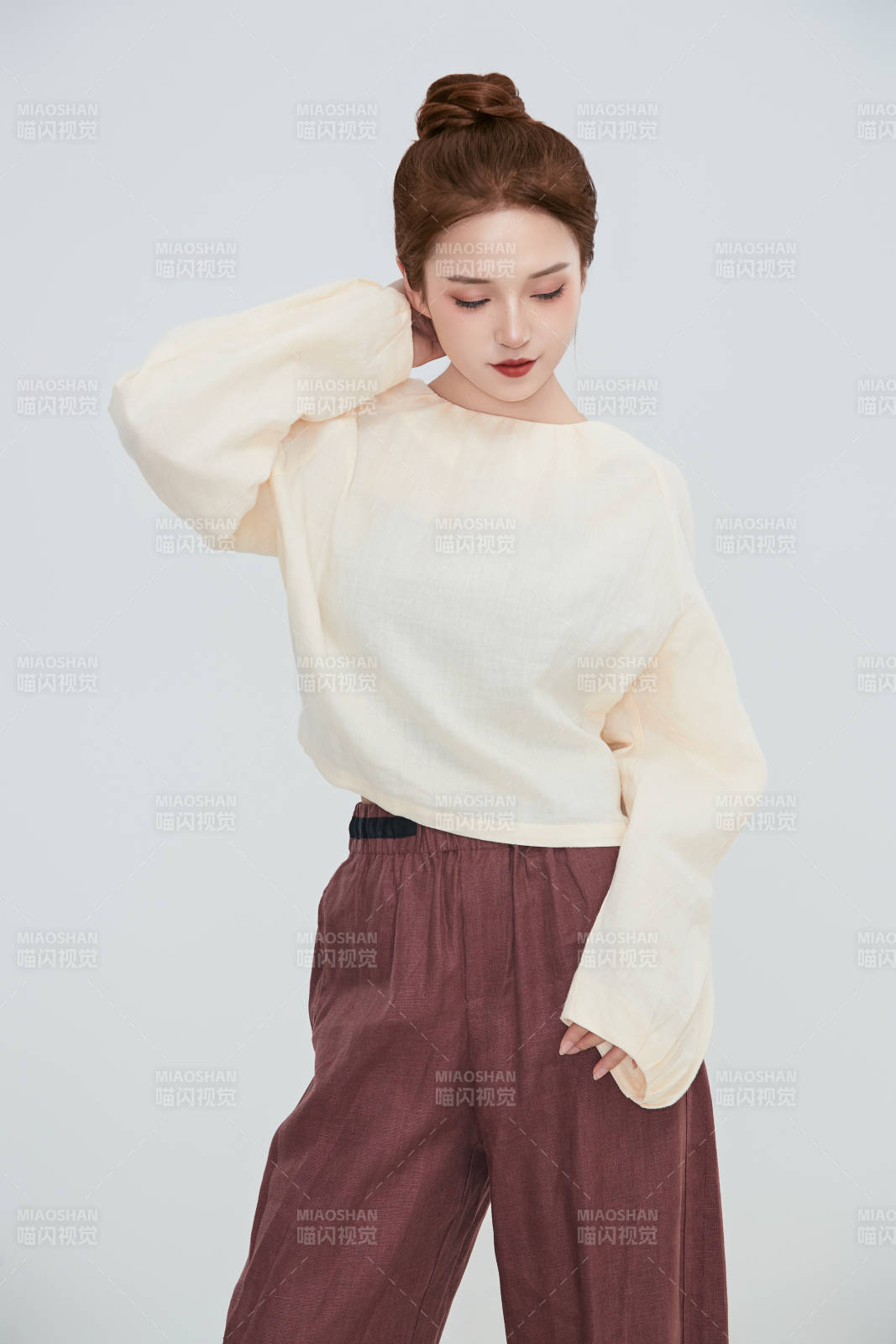 在摄影棚拍摄的青年时尚女性图片