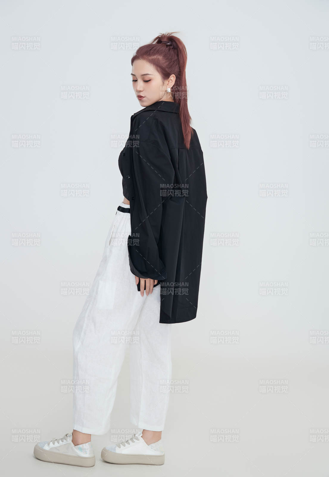 在摄影棚拍摄的青年时尚女性图片