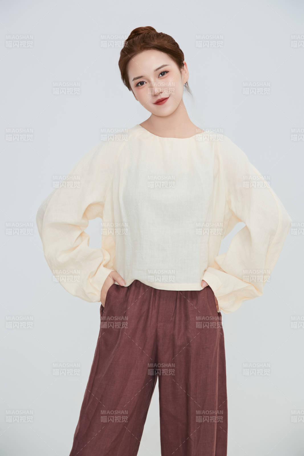 在摄影棚拍摄的青年时尚女性图片