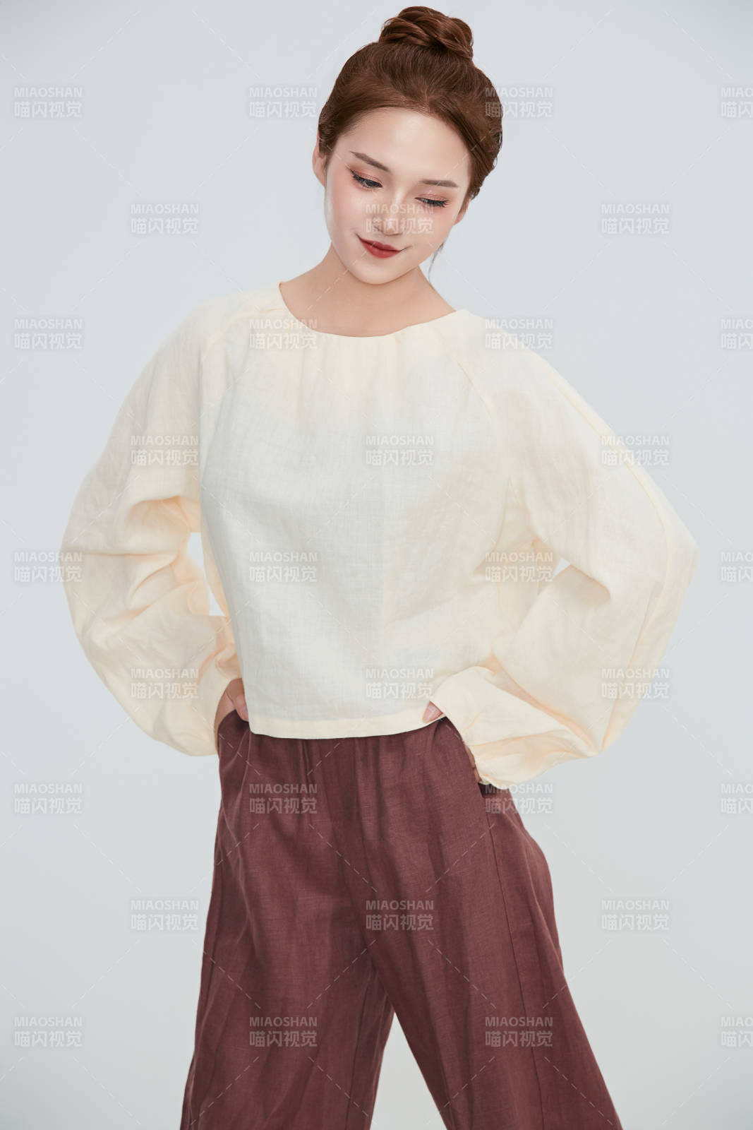 在摄影棚拍摄的青年时尚女性图片