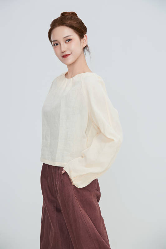 在摄影棚拍摄的青年时尚女性图片