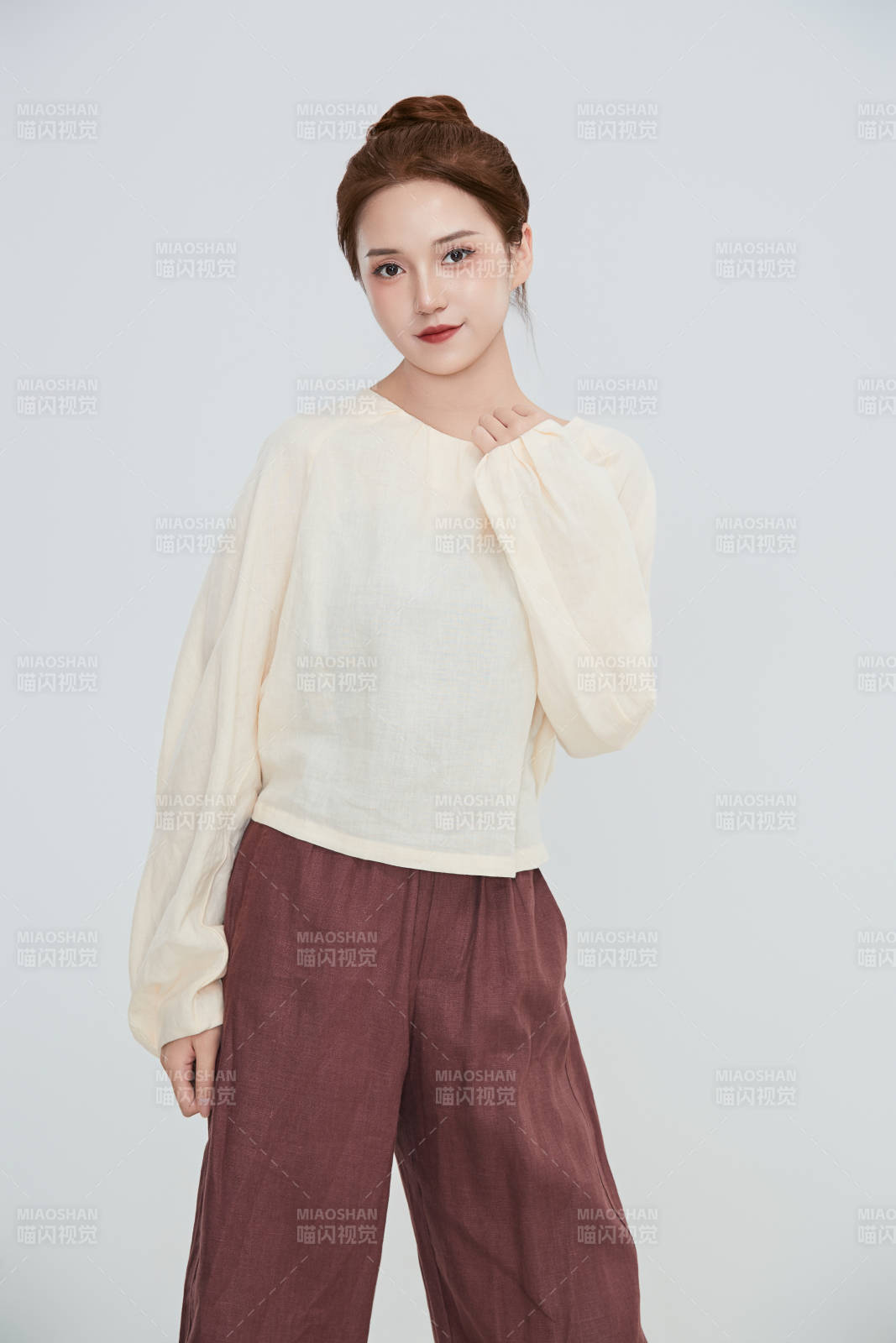 在摄影棚拍摄的青年时尚女性图片