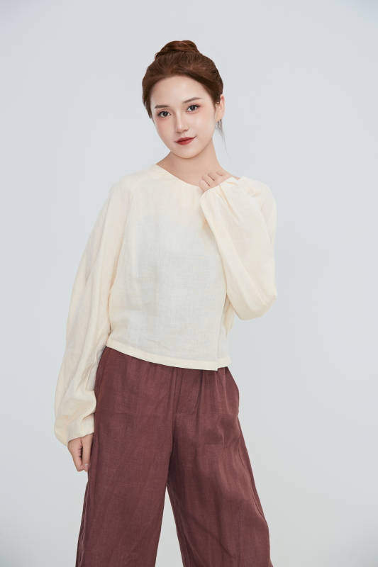 在摄影棚拍摄的青年时尚女性图片