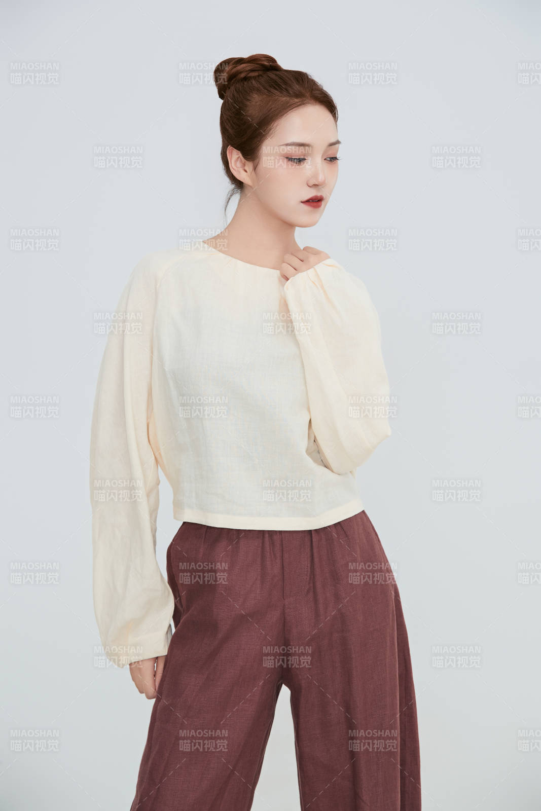 在摄影棚拍摄的青年时尚女性图片