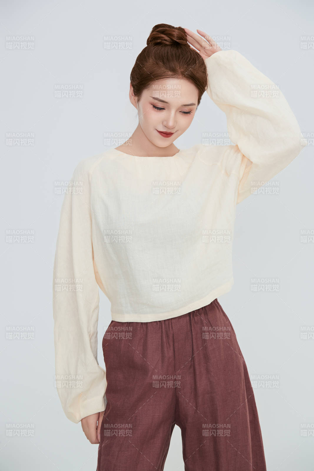 在摄影棚拍摄的青年时尚女性图片