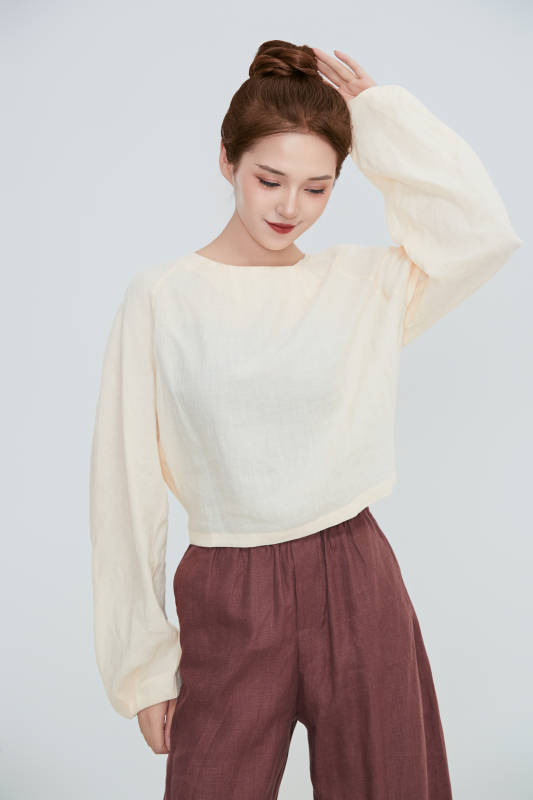 在摄影棚拍摄的青年时尚女性图片