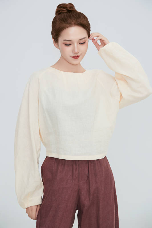 在摄影棚拍摄的青年时尚女性图片