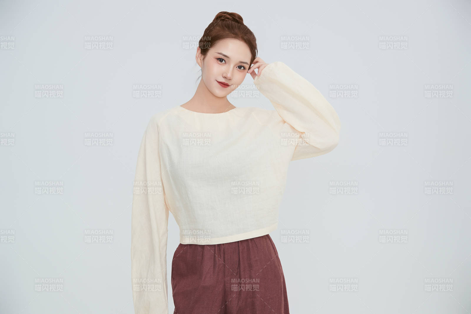 在摄影棚拍摄的青年时尚女性图片