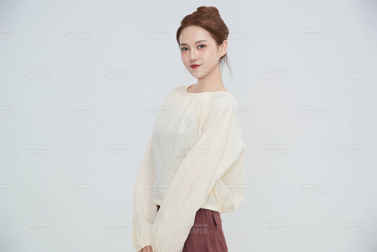 在摄影棚拍摄的青年时尚女性图片