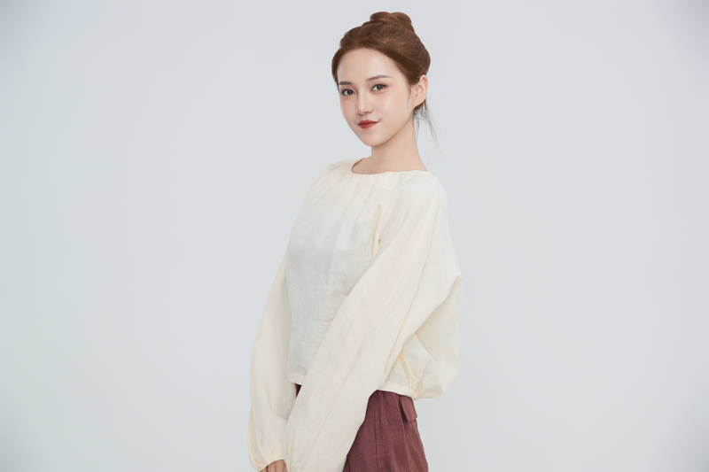 在摄影棚拍摄的青年时尚女性图片