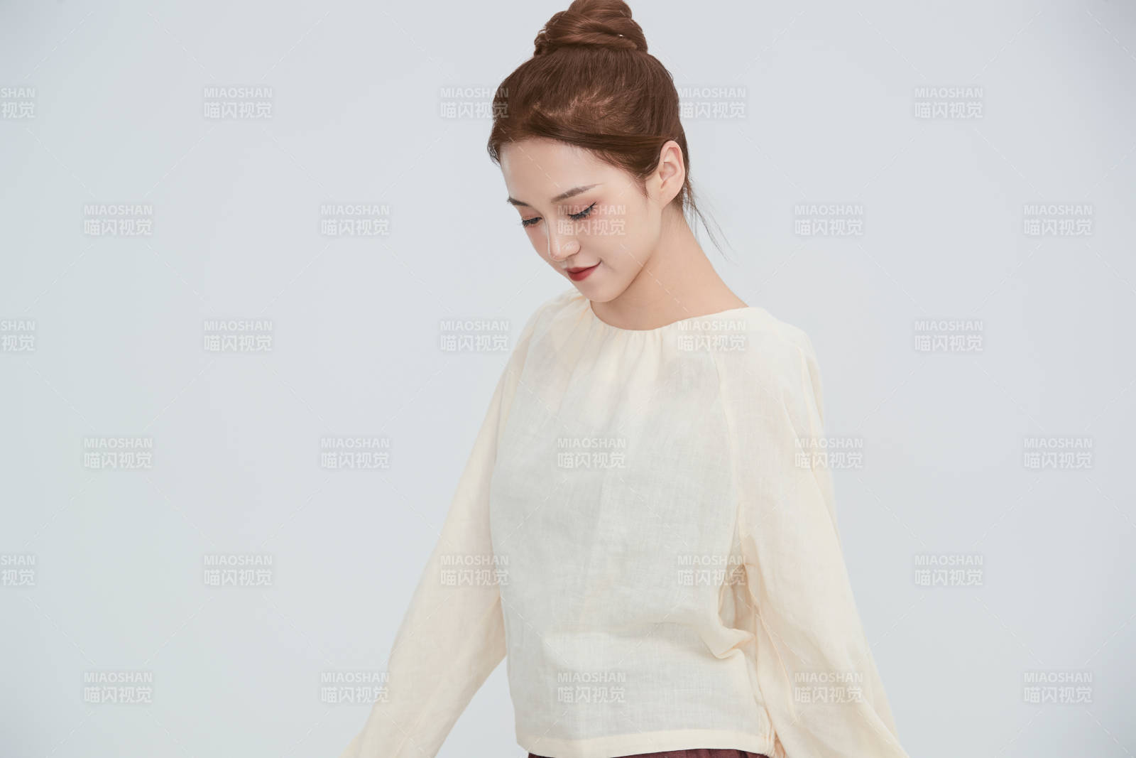 在摄影棚拍摄的青年时尚女性图片