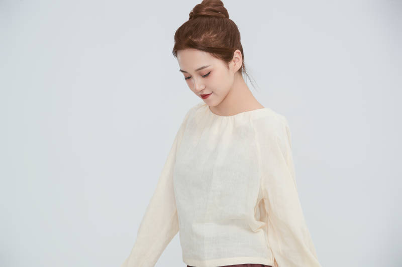 在摄影棚拍摄的青年时尚女性图片