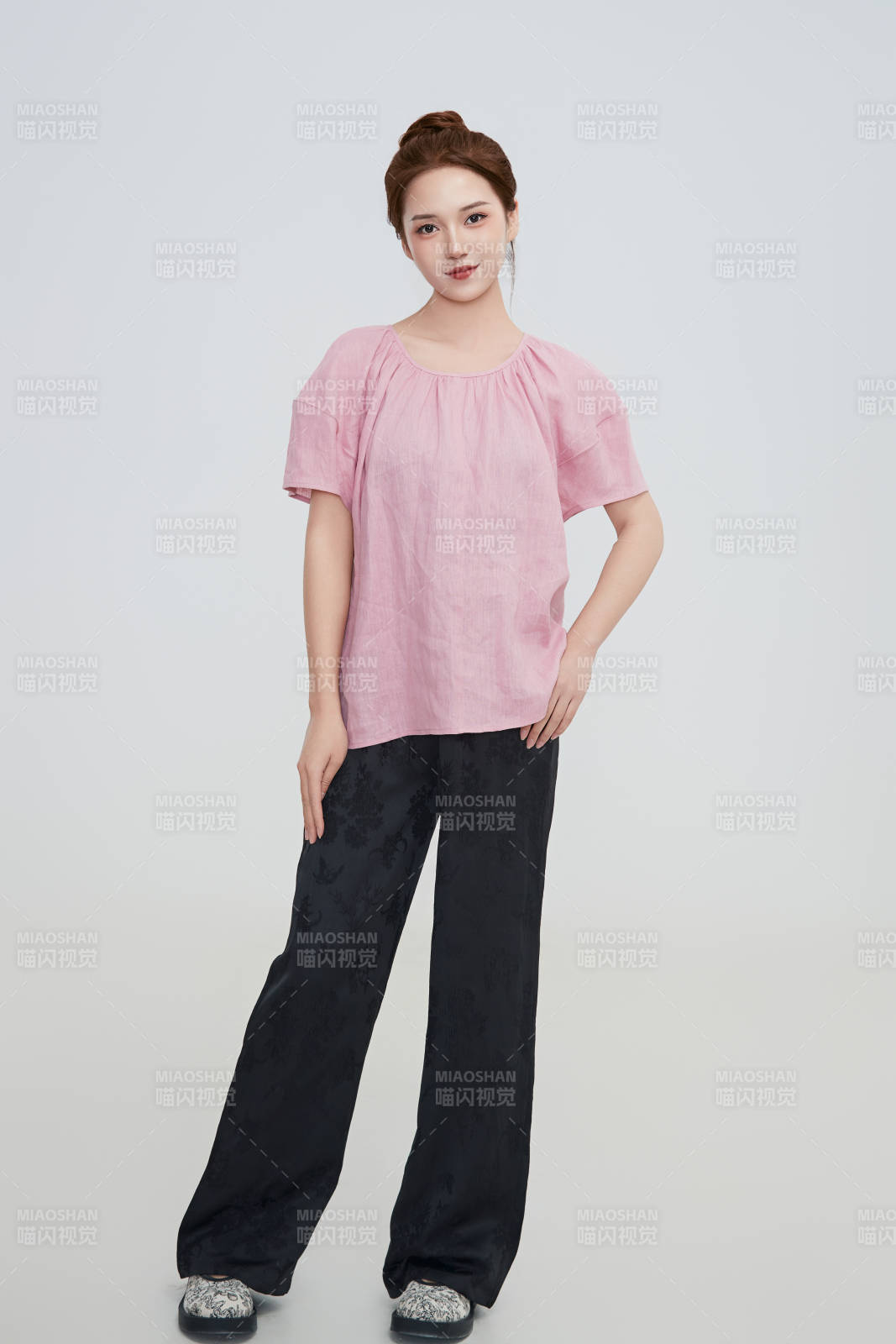 在摄影棚拍摄的青年时尚女性图片