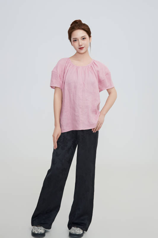 在摄影棚拍摄的青年时尚女性图片