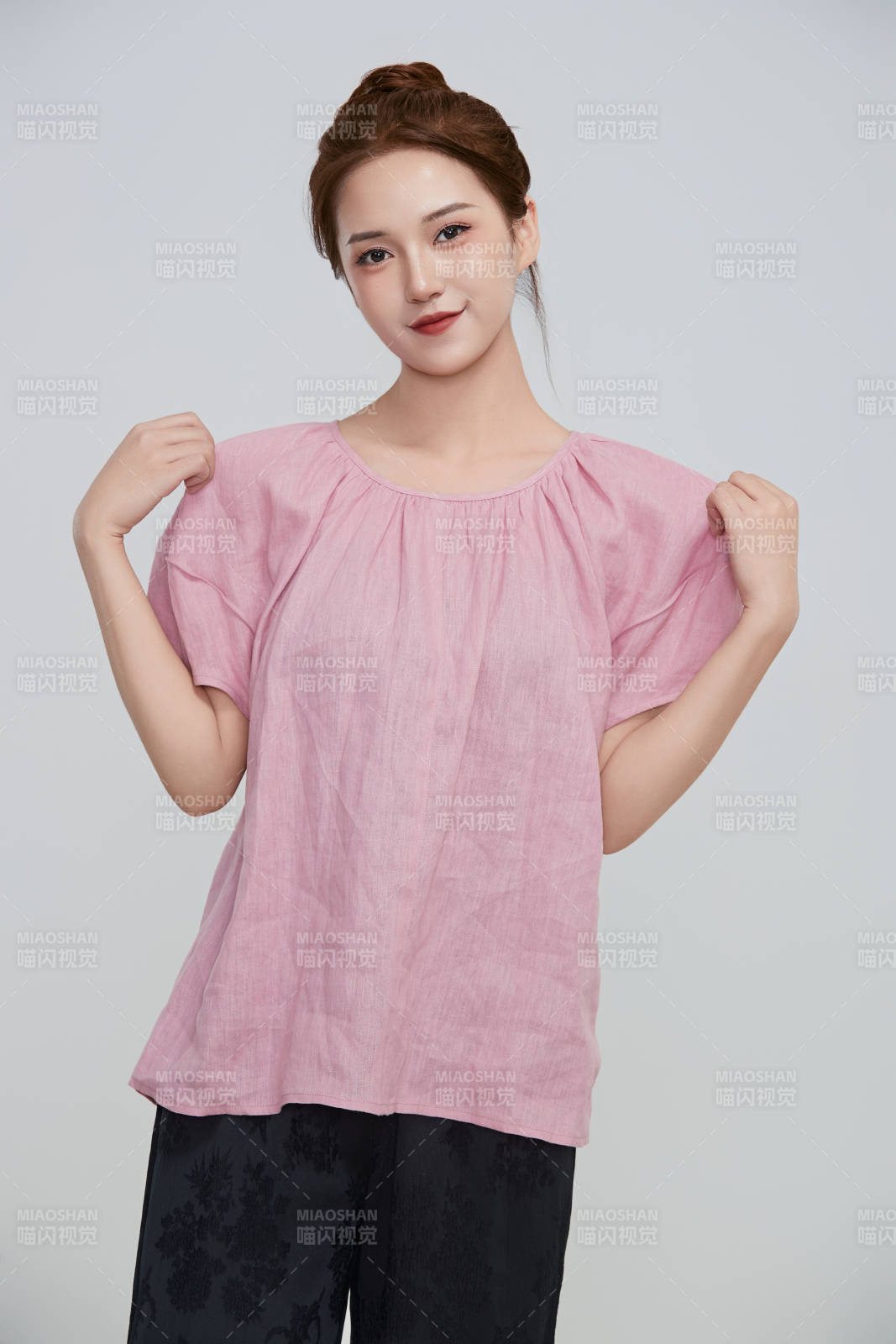 在摄影棚拍摄的青年时尚女性图片