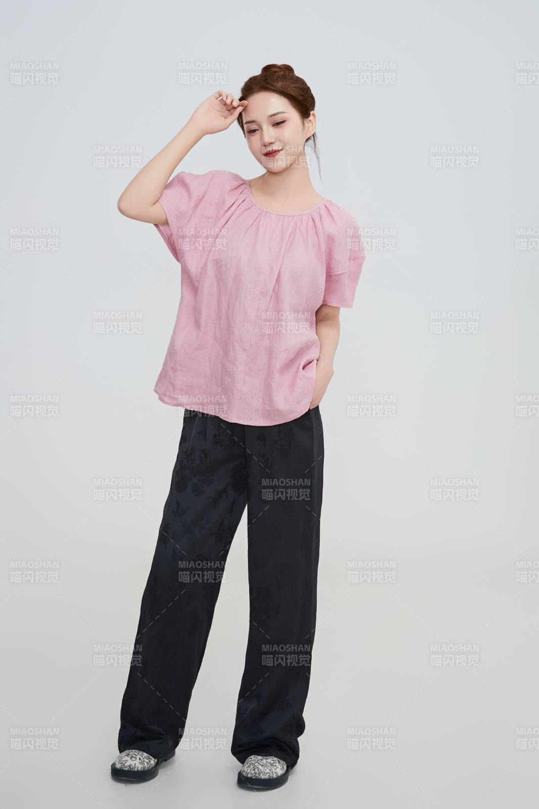 在摄影棚拍摄的青年时尚女性图片