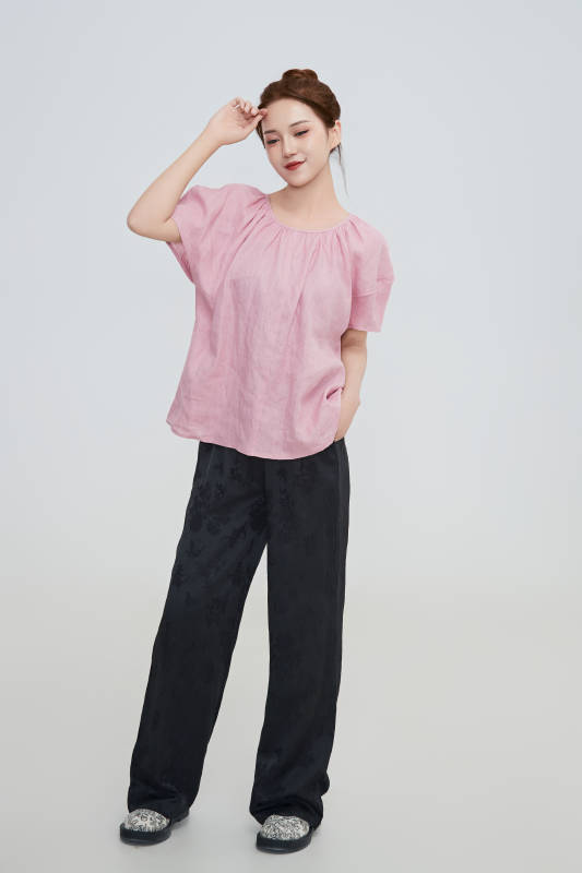 在摄影棚拍摄的青年时尚女性图片