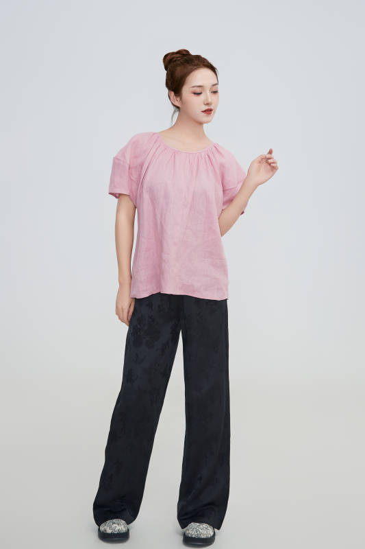 在摄影棚拍摄的青年时尚女性图片