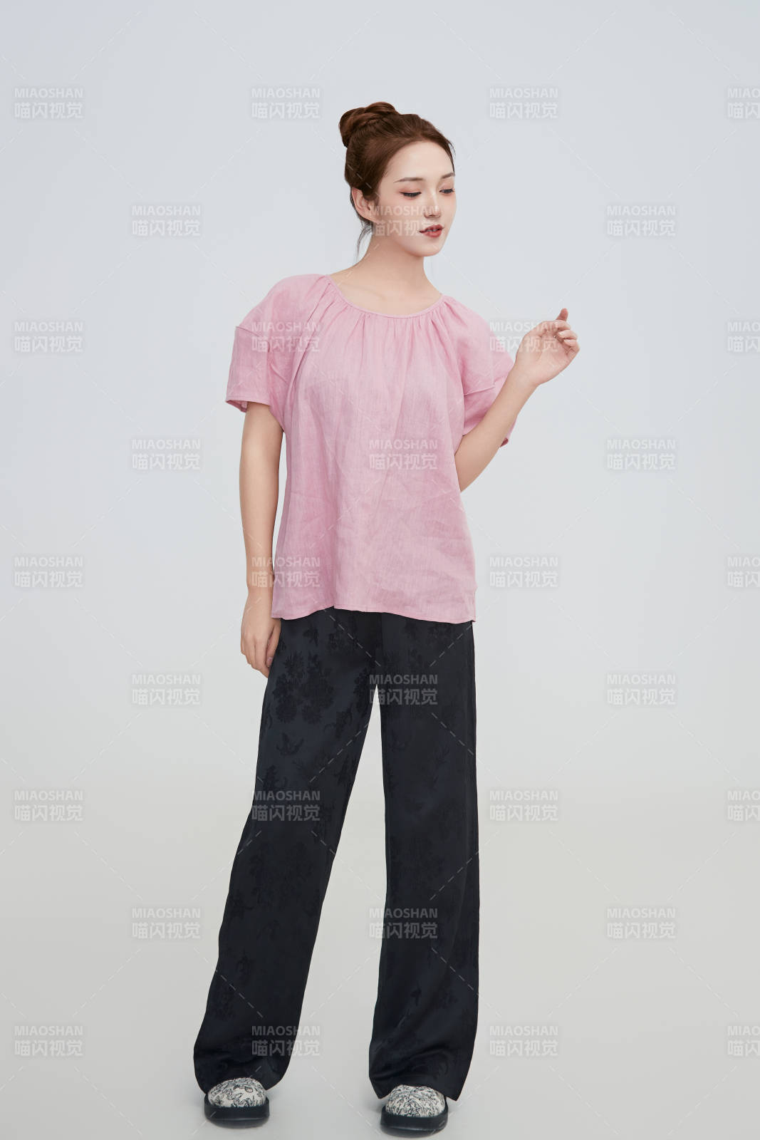 在摄影棚拍摄的青年时尚女性图片