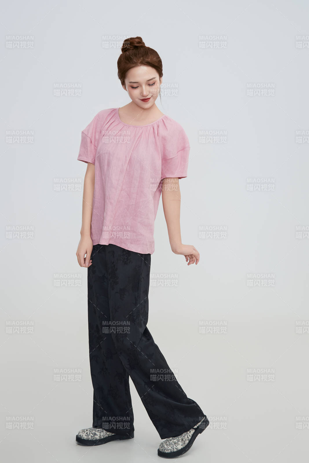 在摄影棚拍摄的青年时尚女性图片