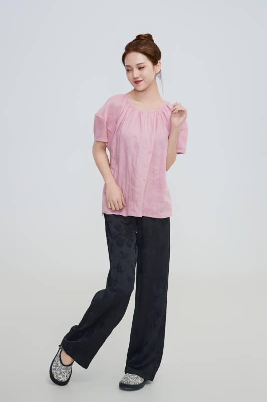 在摄影棚拍摄的青年时尚女性图片