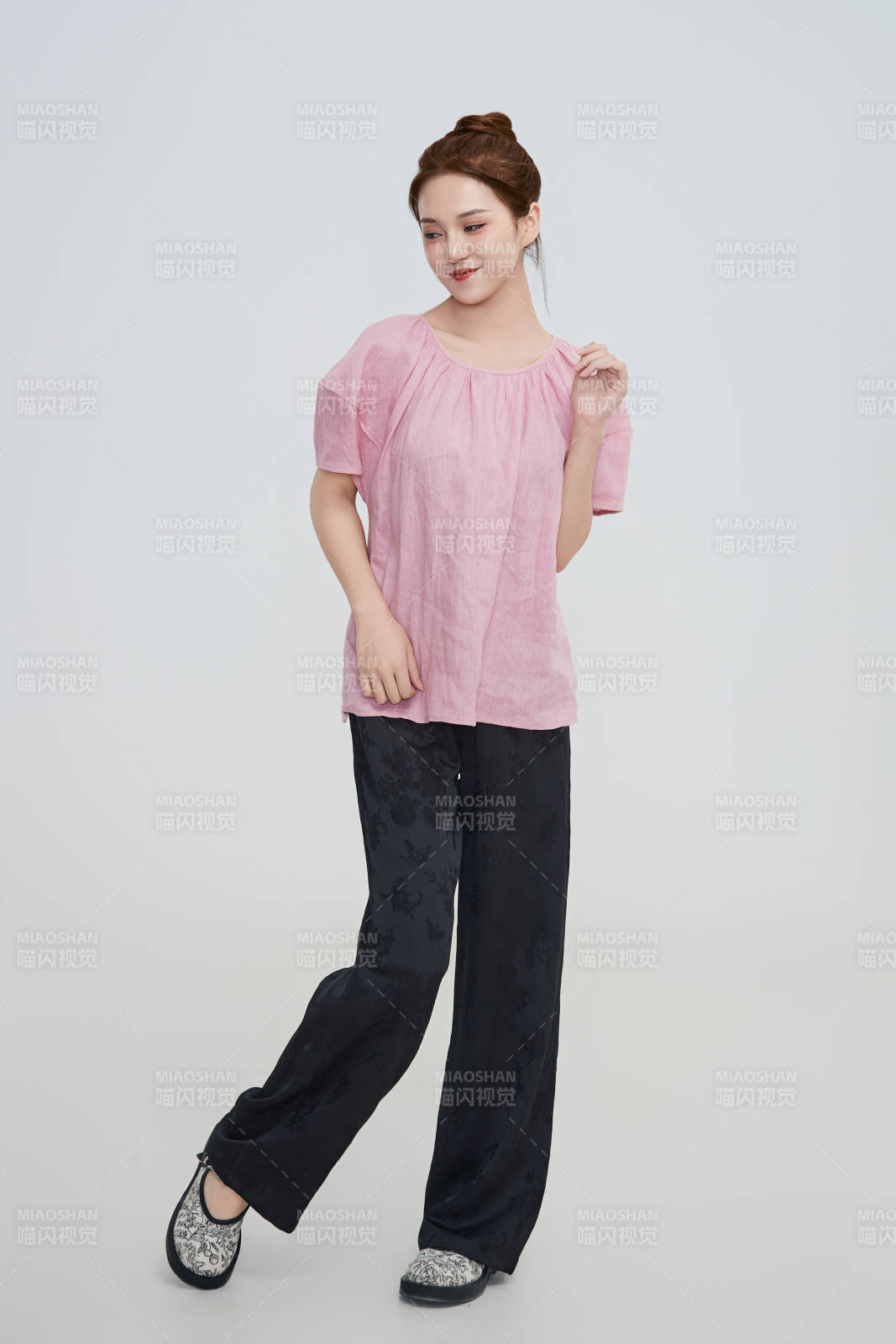 在摄影棚拍摄的青年时尚女性图片