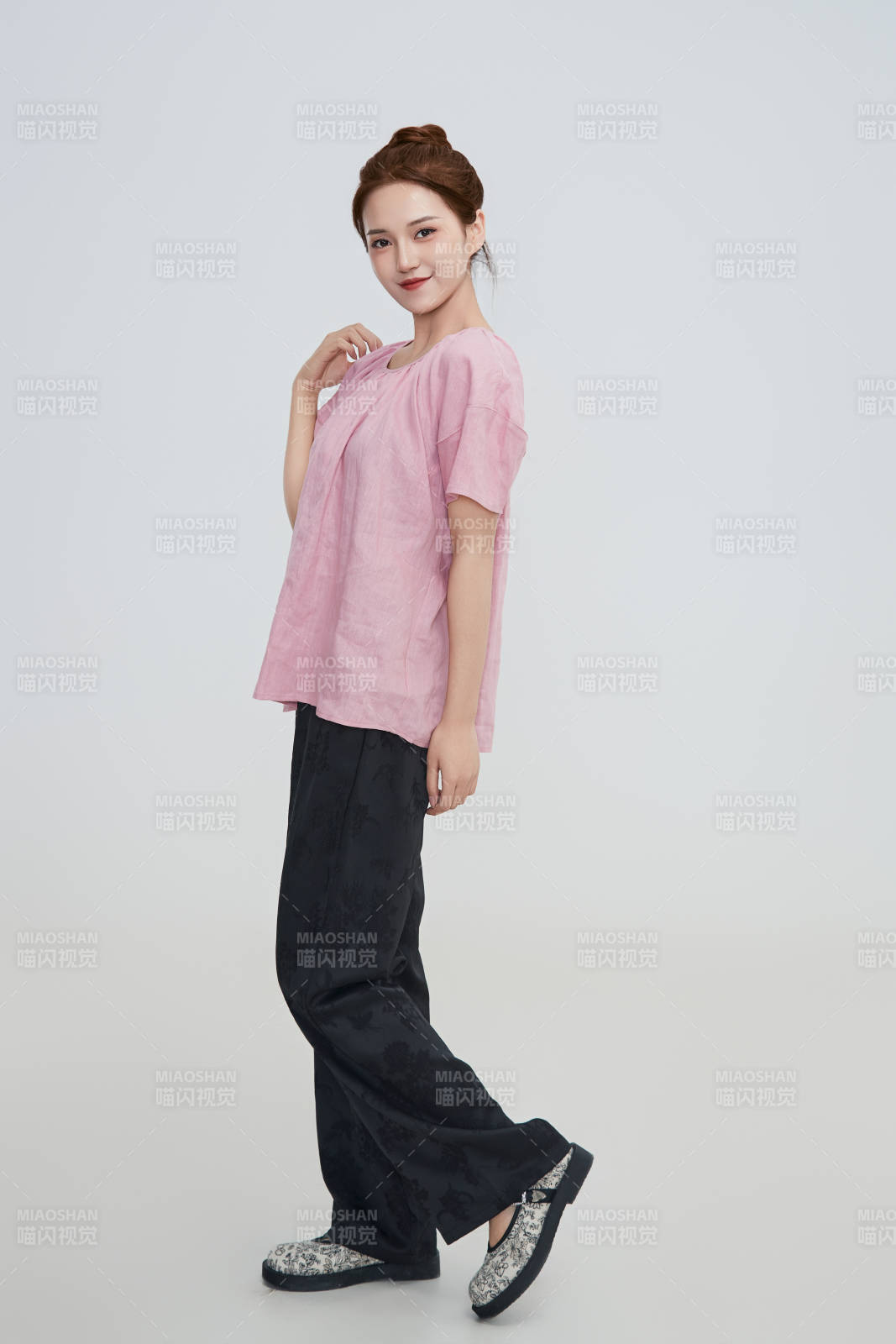 在摄影棚拍摄的青年时尚女性图片