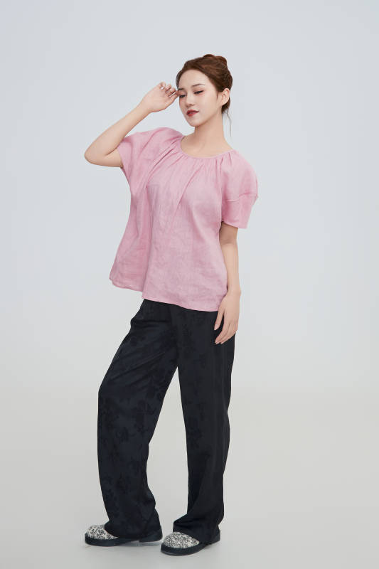 在摄影棚拍摄的青年时尚女性图片