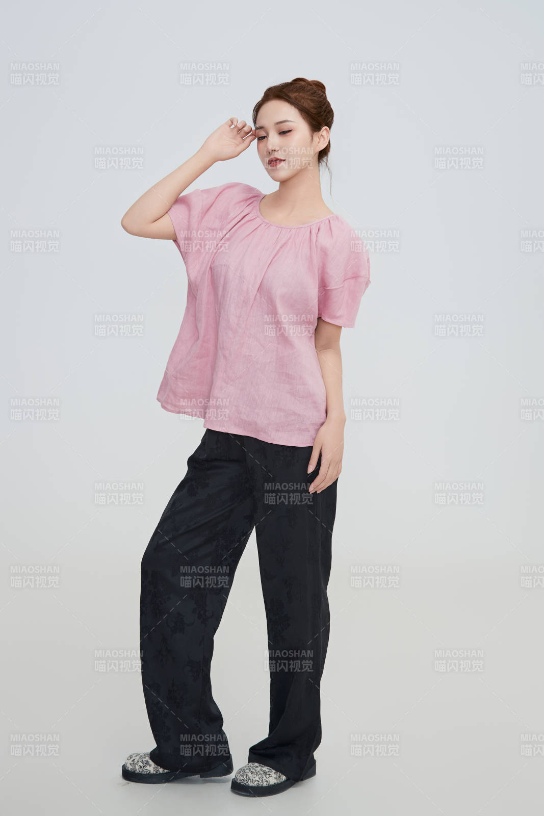 在摄影棚拍摄的青年时尚女性图片