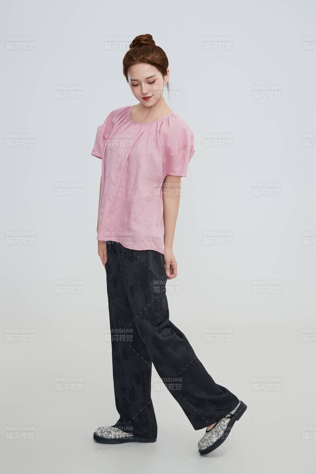 在摄影棚拍摄的青年时尚女性图片