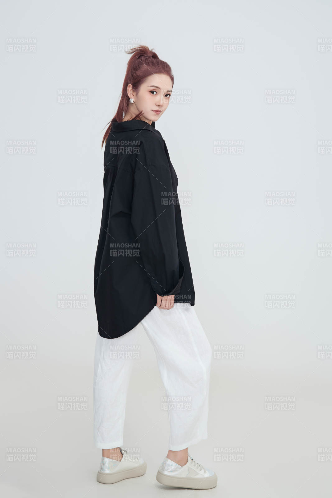 在摄影棚拍摄的青年时尚女性图片