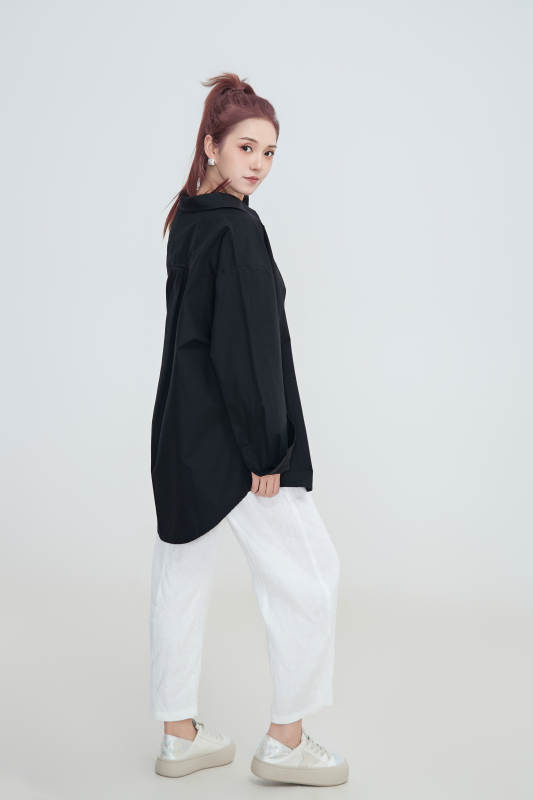 在摄影棚拍摄的青年时尚女性图片