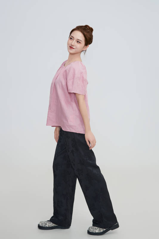 在摄影棚拍摄的青年时尚女性图片