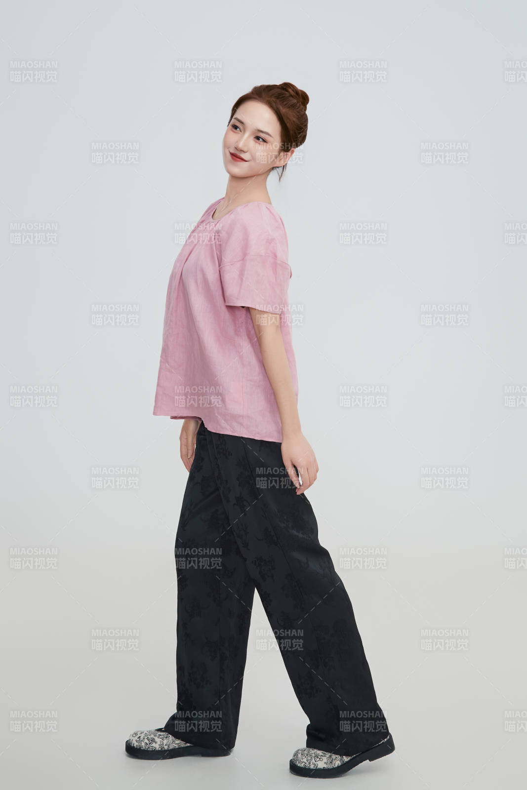 在摄影棚拍摄的青年时尚女性图片