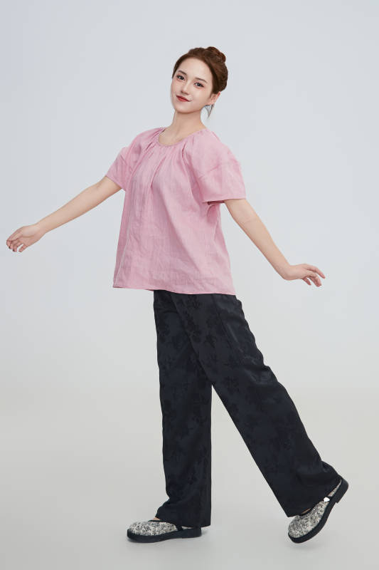 在摄影棚拍摄的青年时尚女性图片