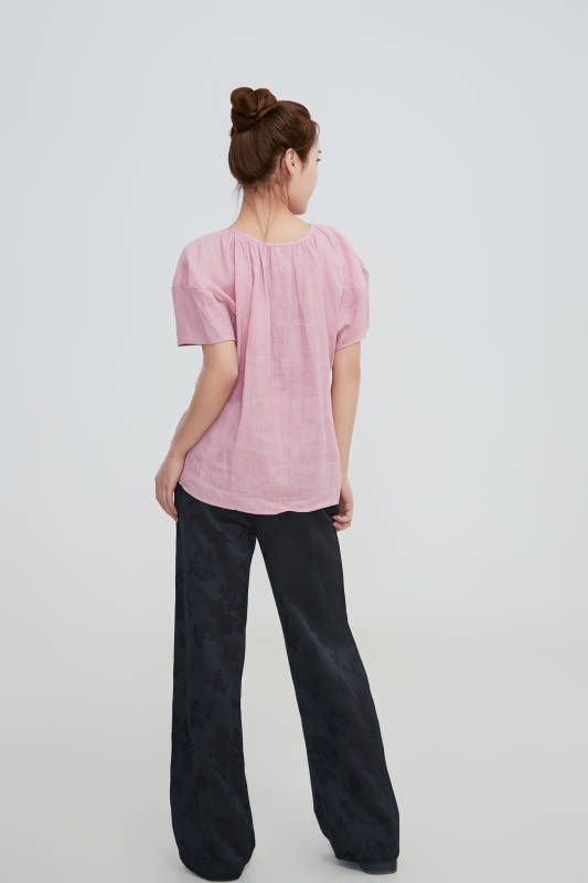 在摄影棚拍摄的青年时尚女性图片