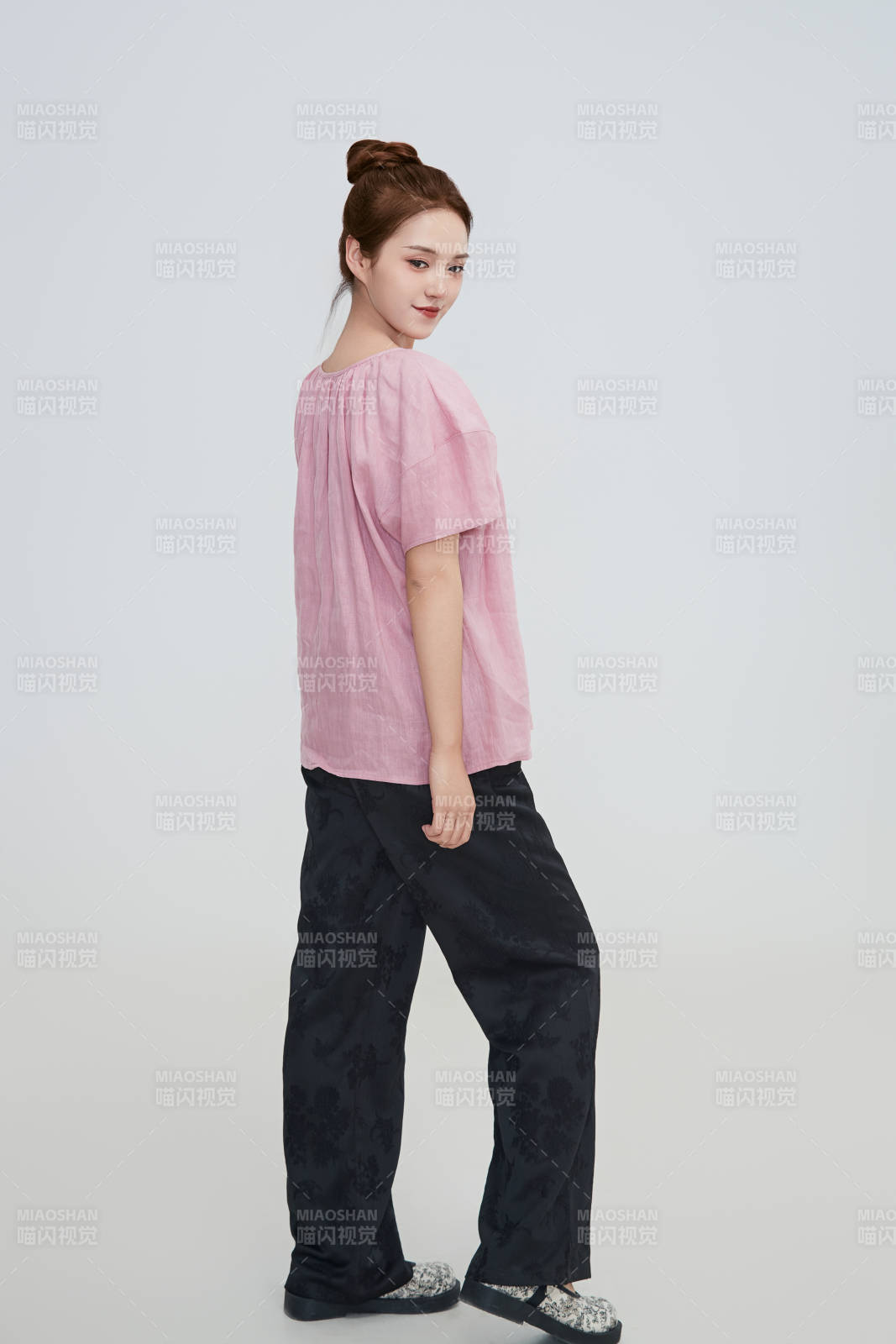 在摄影棚拍摄的青年时尚女性图片