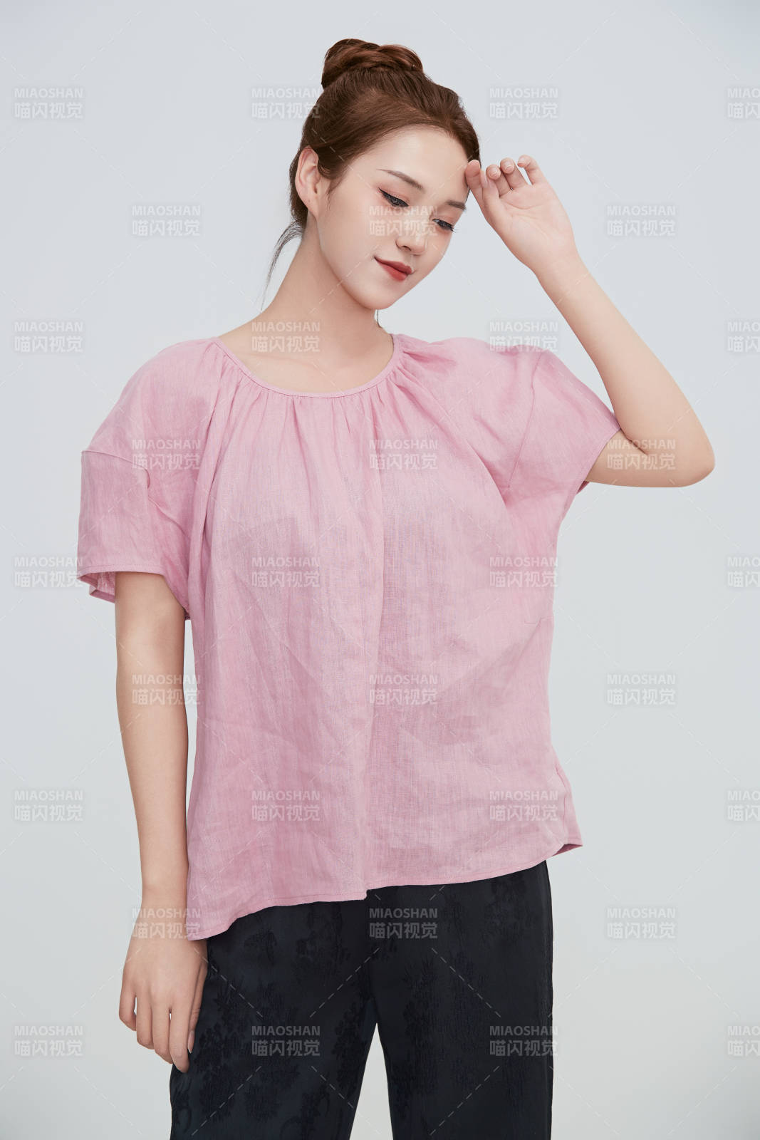 在摄影棚拍摄的青年时尚女性图片