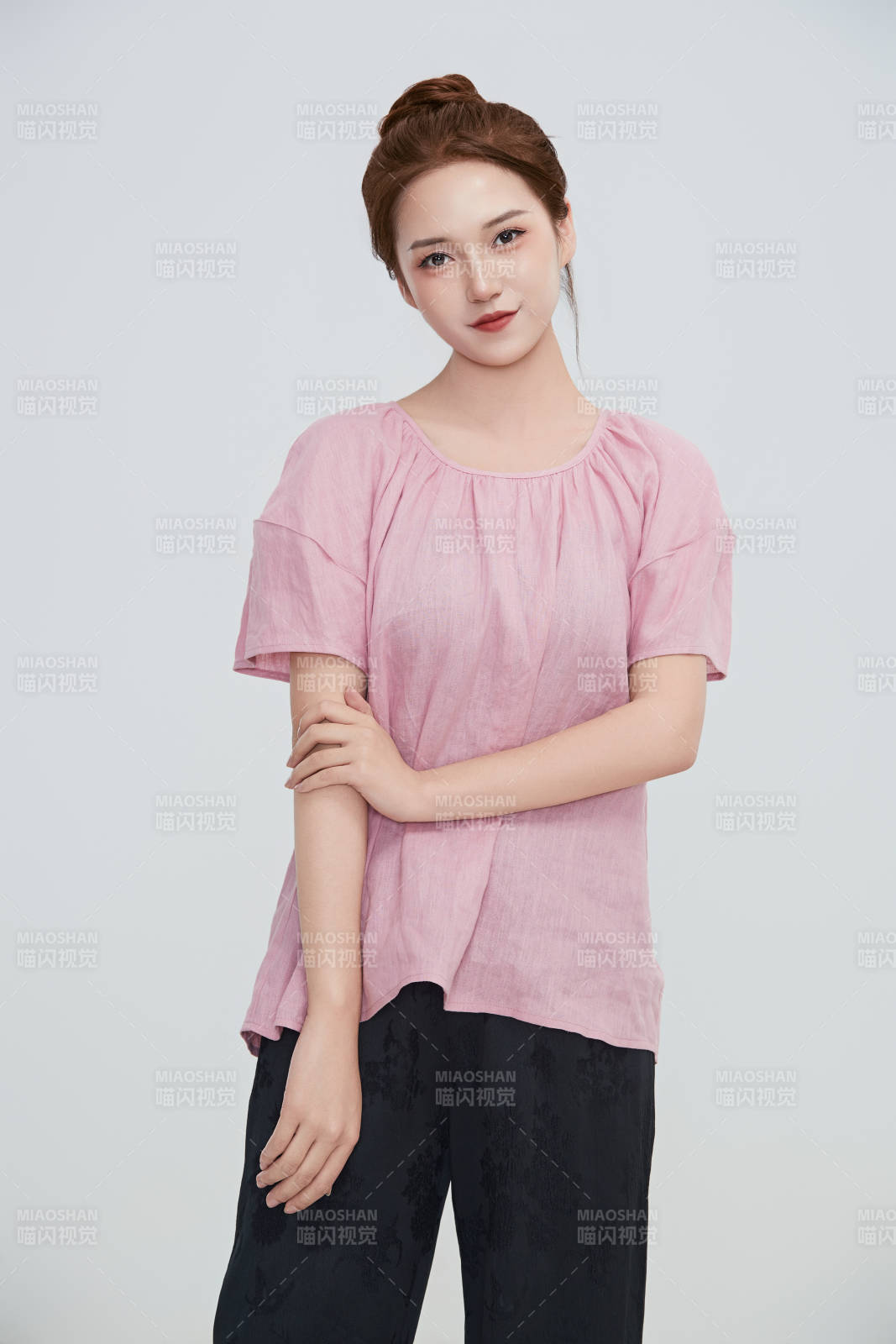 在摄影棚拍摄的青年时尚女性图片