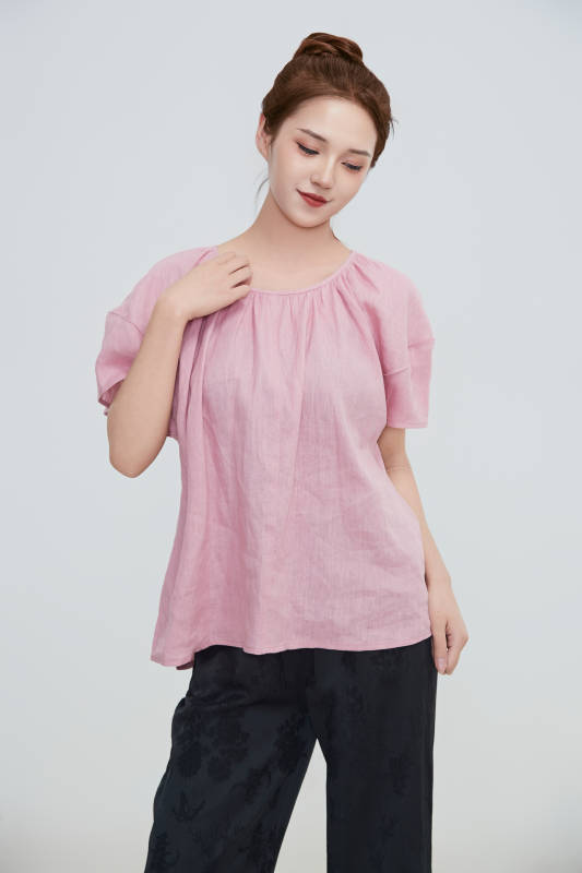 在摄影棚拍摄的青年时尚女性图片