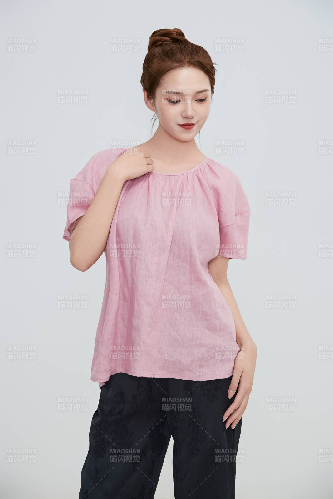 在摄影棚拍摄的青年时尚女性图片