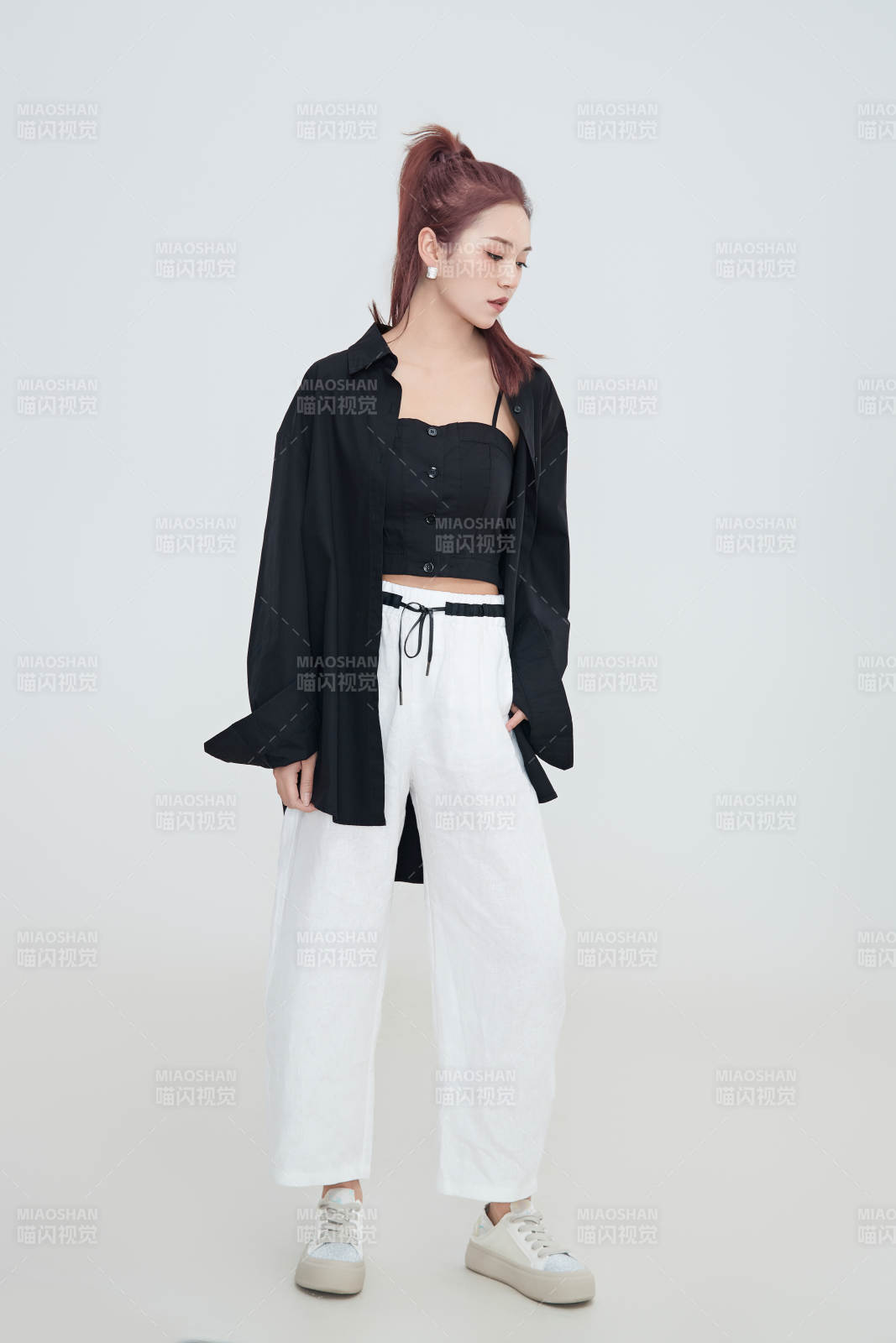 在摄影棚拍摄的青年时尚女性图片