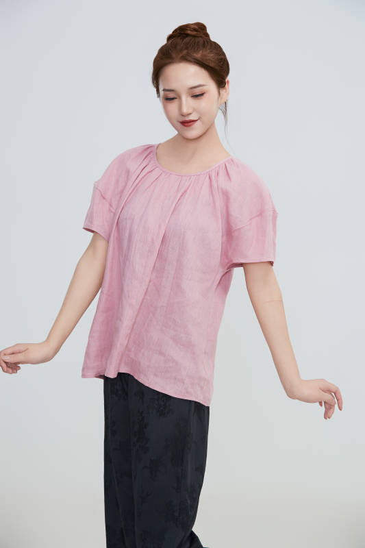 在摄影棚拍摄的青年时尚女性图片