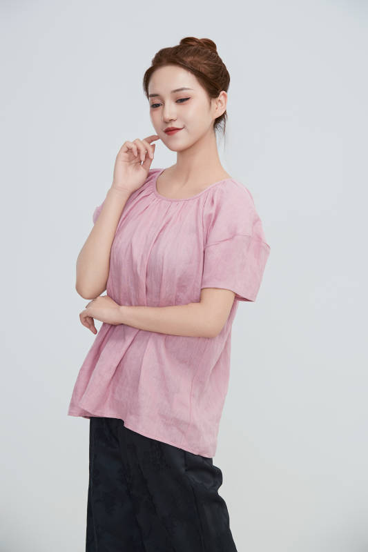 在摄影棚拍摄的青年时尚女性图片