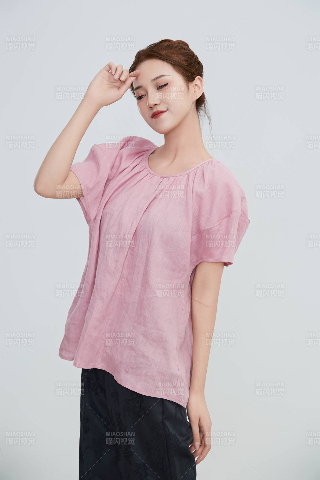 在摄影棚拍摄的青年时尚女性图片