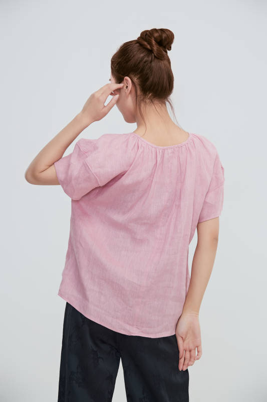 在摄影棚拍摄的青年时尚女性图片