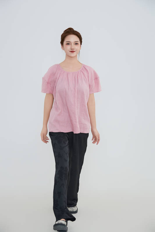 在摄影棚拍摄的青年时尚女性图片